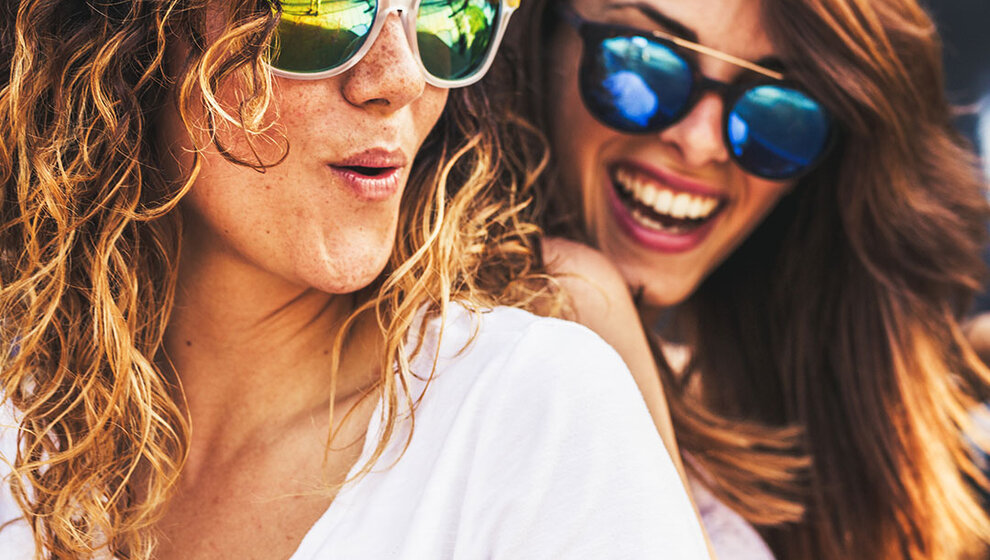 Bild von zwei Frauen mit Sonnenbrille, Augenlasern Wien, Dr. Atamniy
