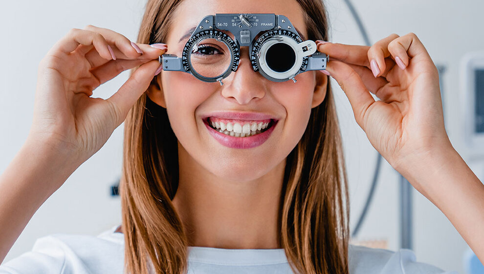 Das Bild zeigt eine Frau bei der Brillenbestimmung - Augenlasern Wien, Dr. Atamniy