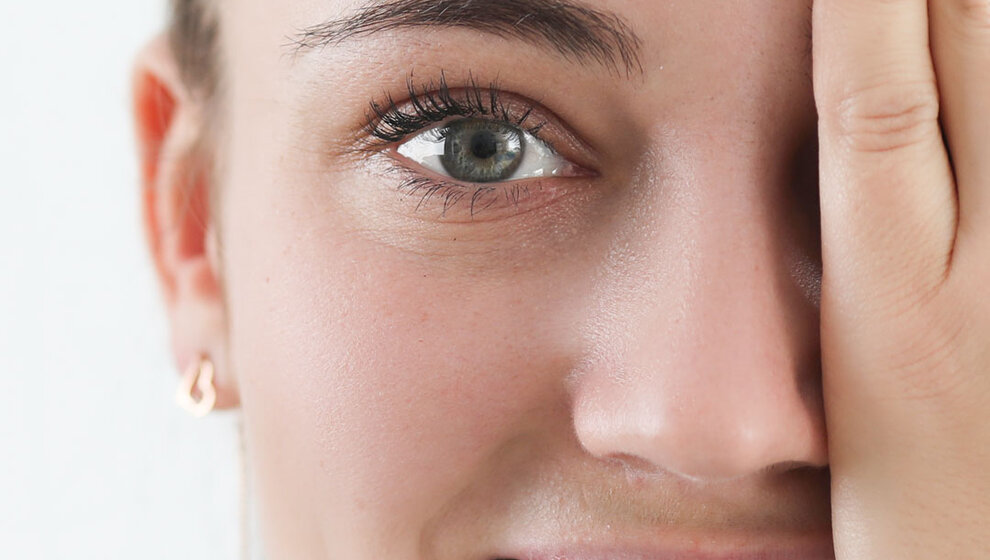 Frau hält sich ein Auge zu. Veranschaulichung einer Fehlsichtigkeit - Augenlasern Wien, Dr. Atamniy