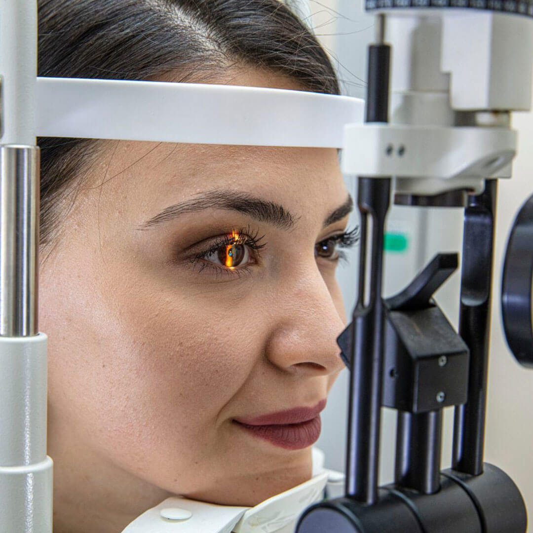 Frau bekommt Augenuntersuchung mit modernem Gerät bei Augenlasern Wien, Dr. Atamniy