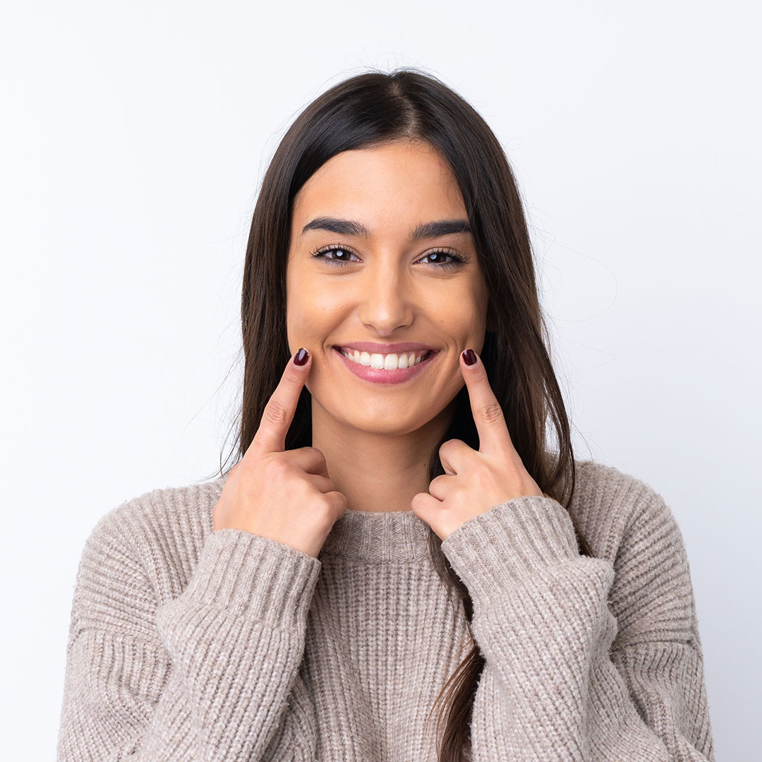 Lachende Frau nach Augenlaserbehandlung bei Augenlasern Wien, Dr. Atamniy