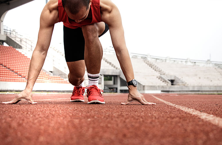 Mann in Startposition auf einer Laufrennstrecke. Symbolisiert Probleme von Brillen oder Kontaktlinsen vor einer Augenlaserbehandlung in Wien
