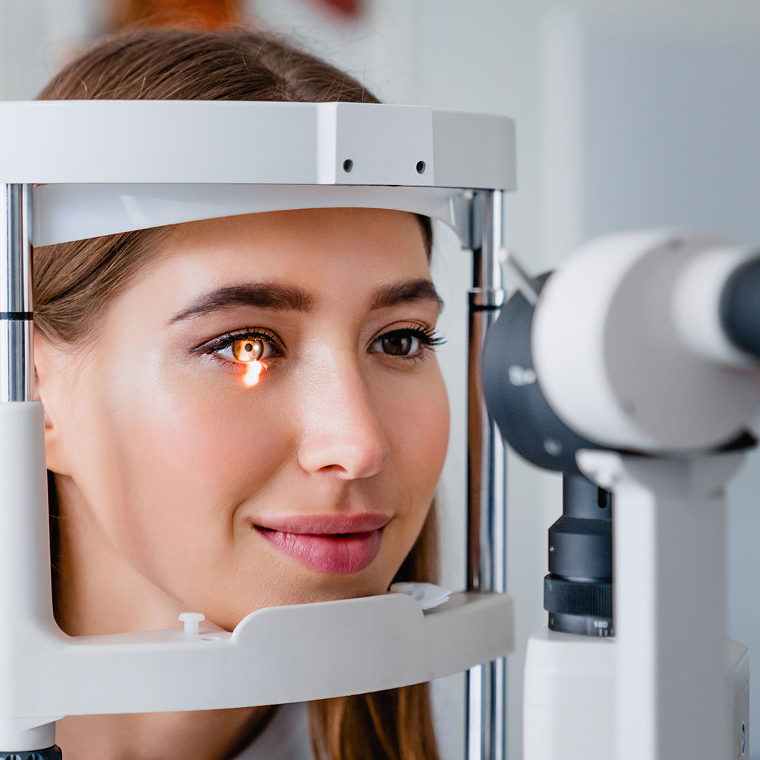 Frau bekommt Augenuntersuchung mit modernem Gerät im Augenzentrum Wien