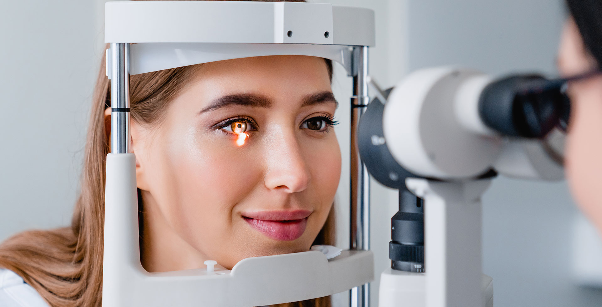 Das Bild zeigt eine Frau, die eine Vorsorgeuntersuchung für die Augen macht - Augenlasern Wien, Dr. Atamniy