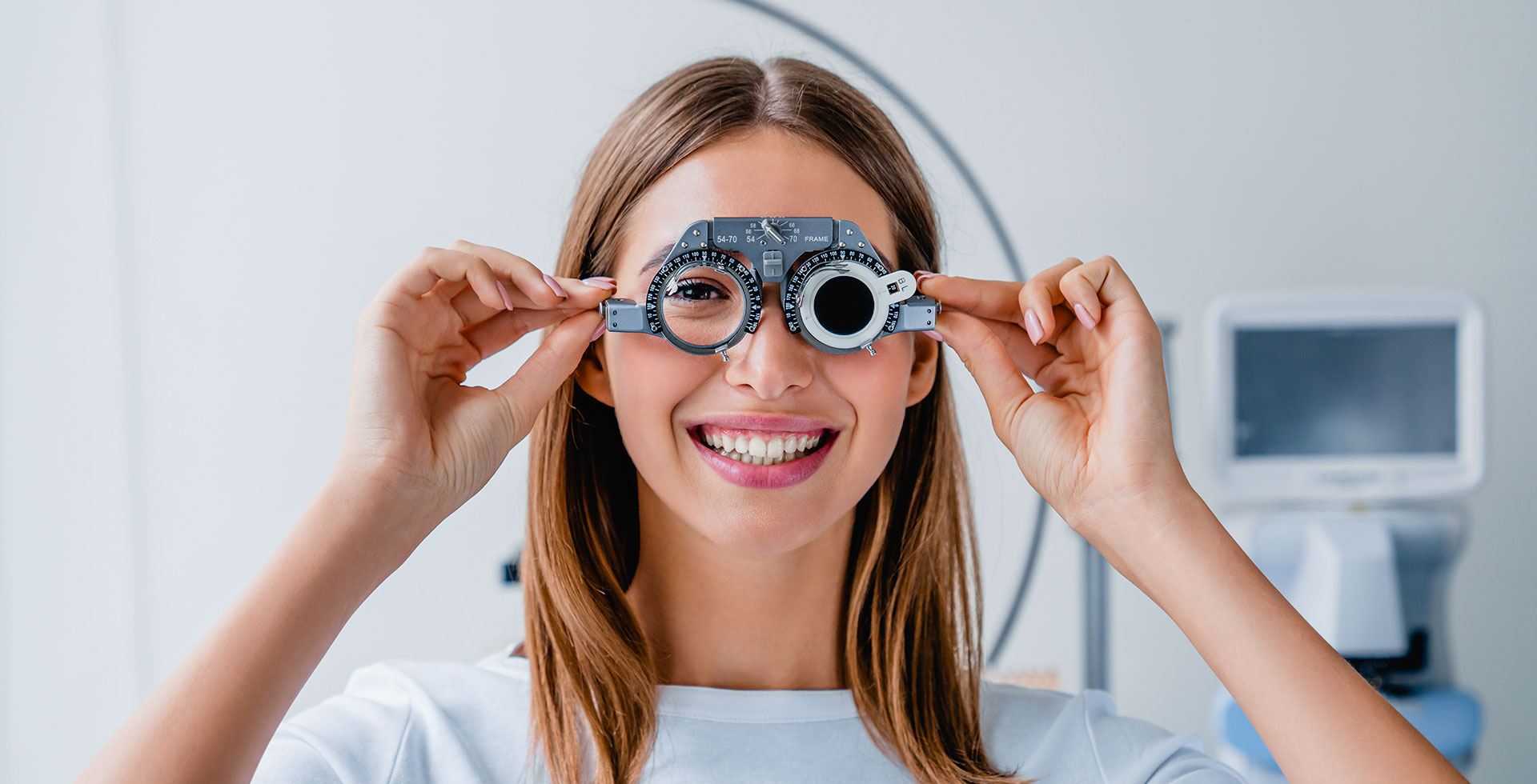 Das Bild zeigt eine Frau bei der Brillenbestimmung - Augenlasern Wien, Dr. Atamniy
