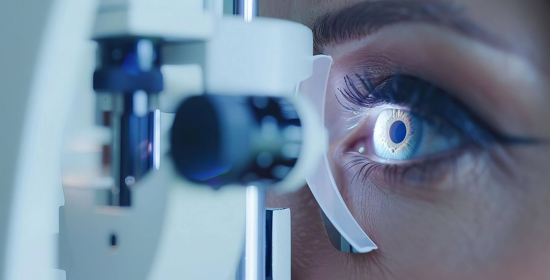 Dieses Bild zeigt eine Frau, die sich auf die Erkrankung "Grauer Star" untersuchen lässt - Augenlasern Wien, Dr. Atamniy