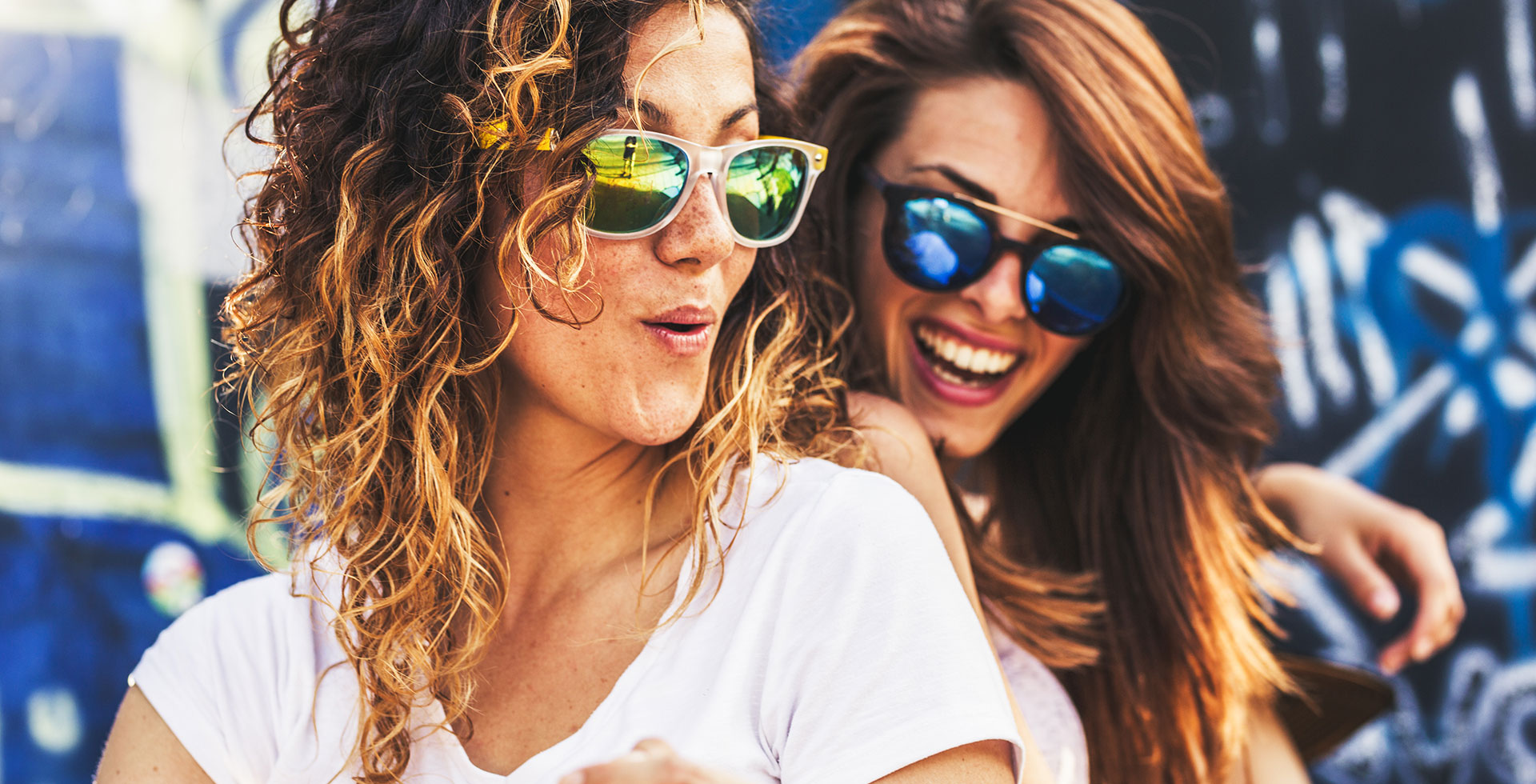 Zwei Frauen mit Sonnenbrillen - Augenlasern Wien, Dr. Atamniy