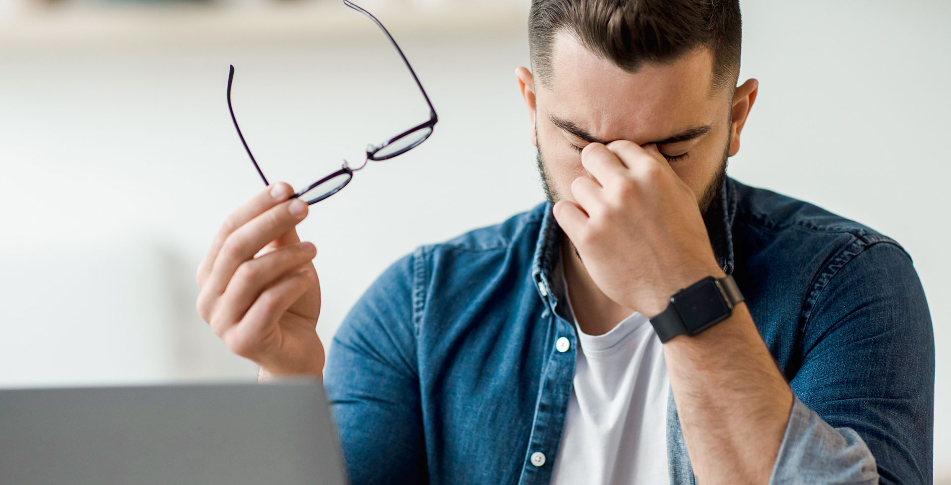 Veranschaulichung des Office-Eye-Syndroms - Augenlasern Wien, Dr. Atamniy