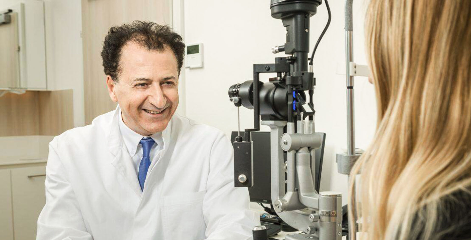 Dieses Bild zeigt Dr. Jamal Atamniy, führender Augenfacharzt in Wien 