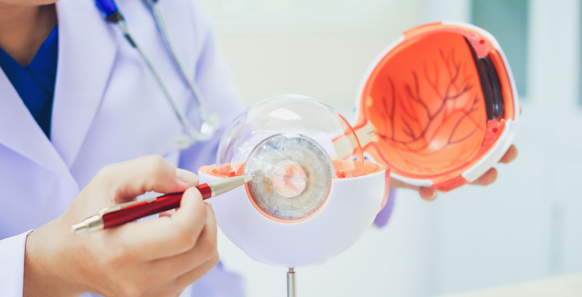 Hornhautverkrümmung lasern bei Weitsichtigkeit mithilfe von Kontaktlinsen, einer passenden Brille oder mittels Augenlaser Methoden korrigieren - Augenlasern Wien, Dr. Atamniy
