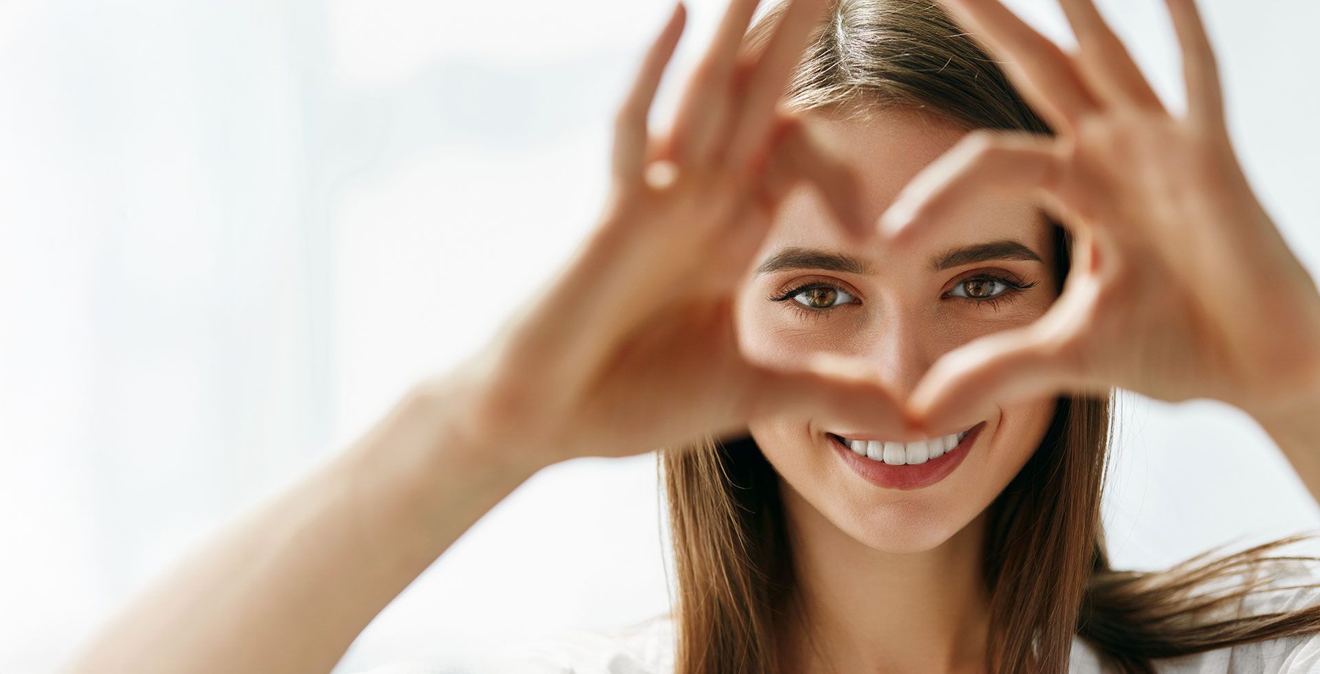 Bild von einer lächelnden Frau nach der Laser Behandlung, Augenlasern Wien, Dr. Atamniy