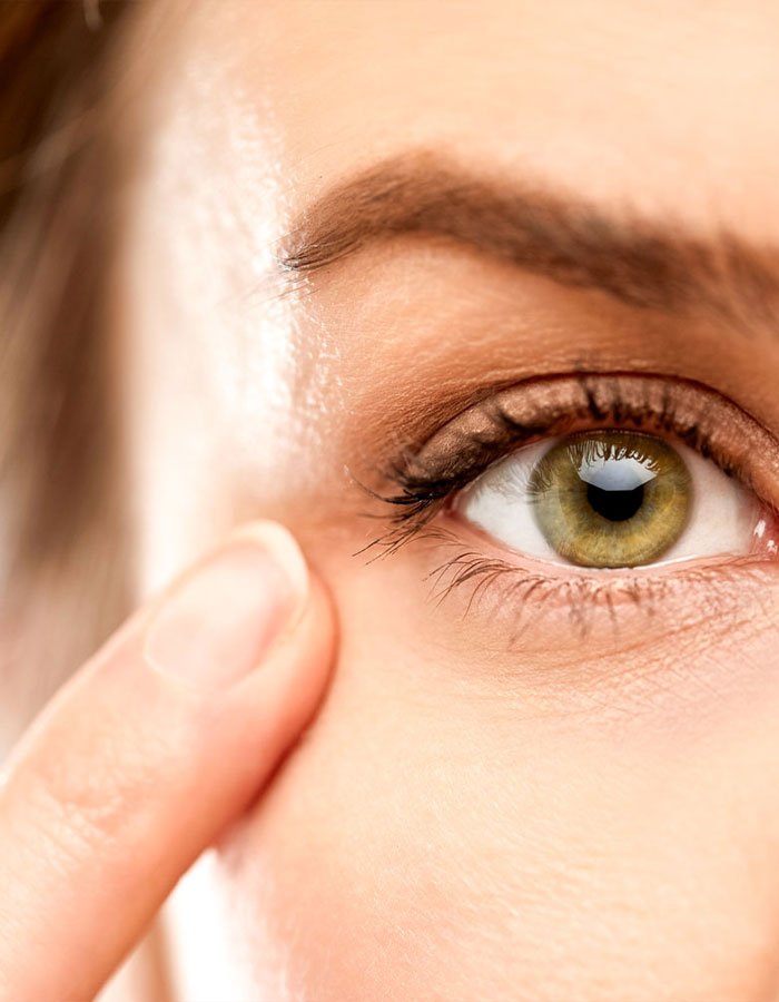 Nahaufnahme Auge von einer Frau, Augenlasern Wien Dr. Atamniy