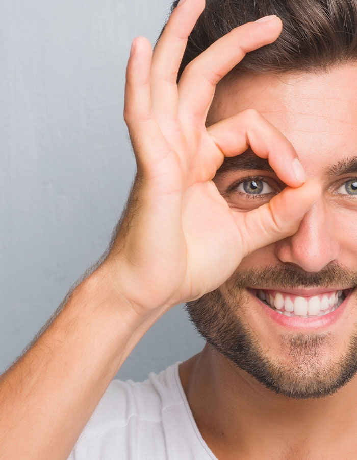 Bild von einem lächelnden Mann nach Linsentausch, Augenlasern Wien, Dr. Atamniy