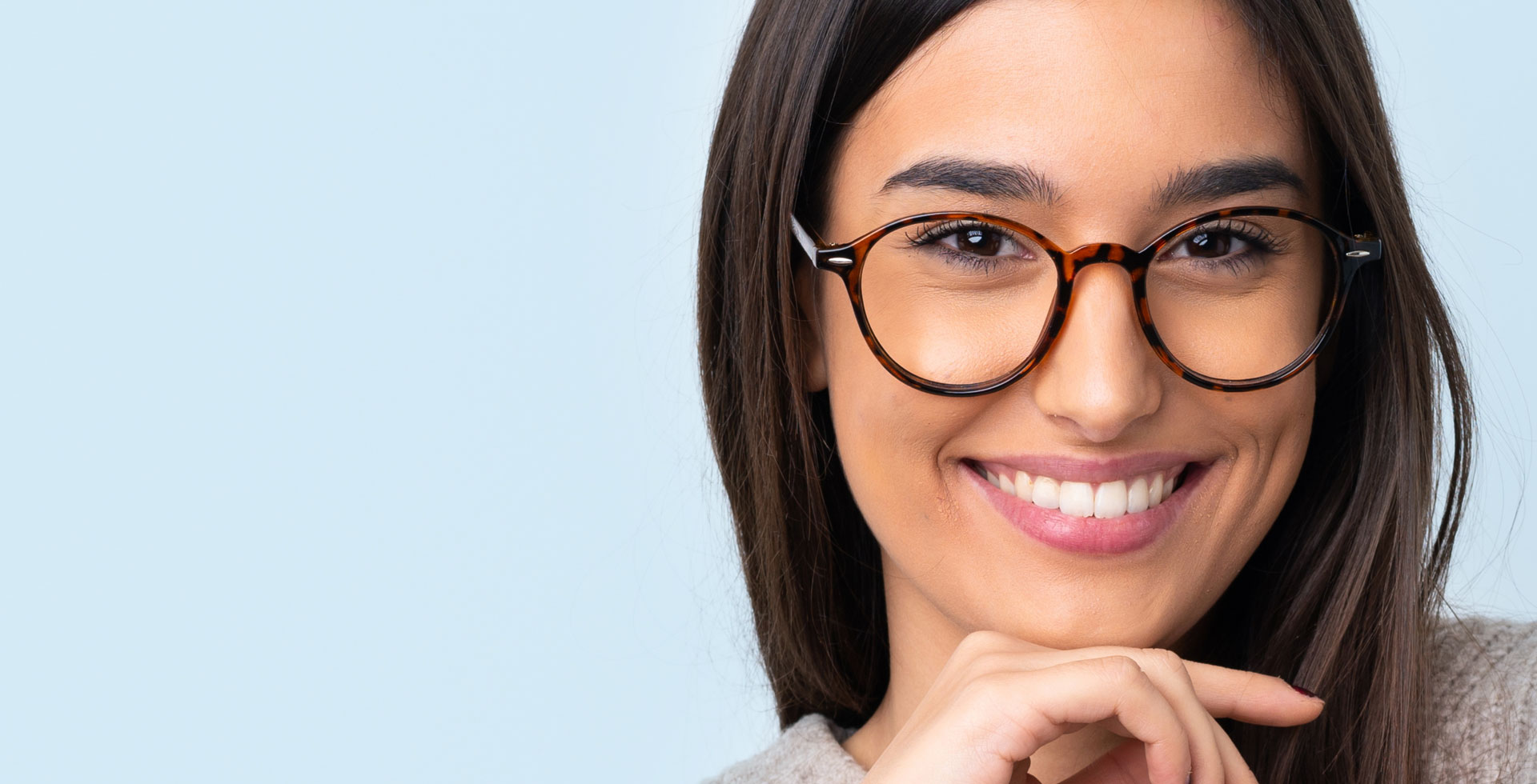 Augenlasern Wien, Dr. Atamniy - Lächelnde Frau mit Brille