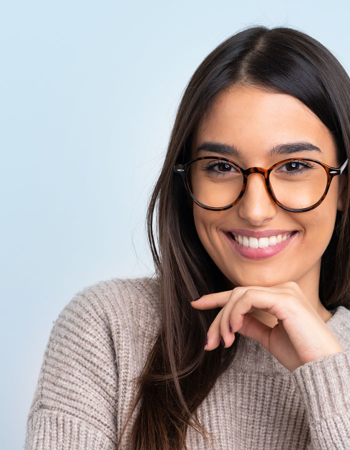 Augenlasern Wien, Dr. Atamniy - Lächelnde Frau mit Brille